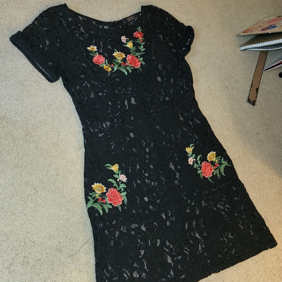 Forever 21 embroidered lace dress - Picture 3 of 6